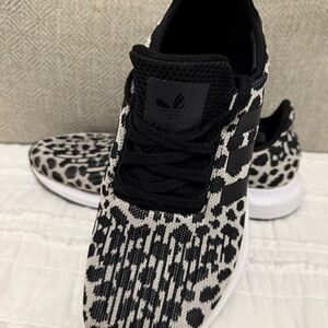 Women’s Size 8.5 ADIDAS shoes (wore 1 time)